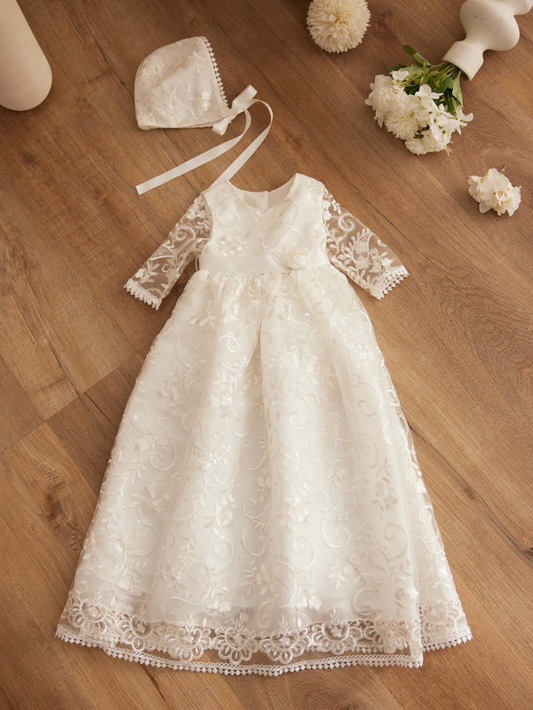 Vestido de bautizo de encaje con mangas largas